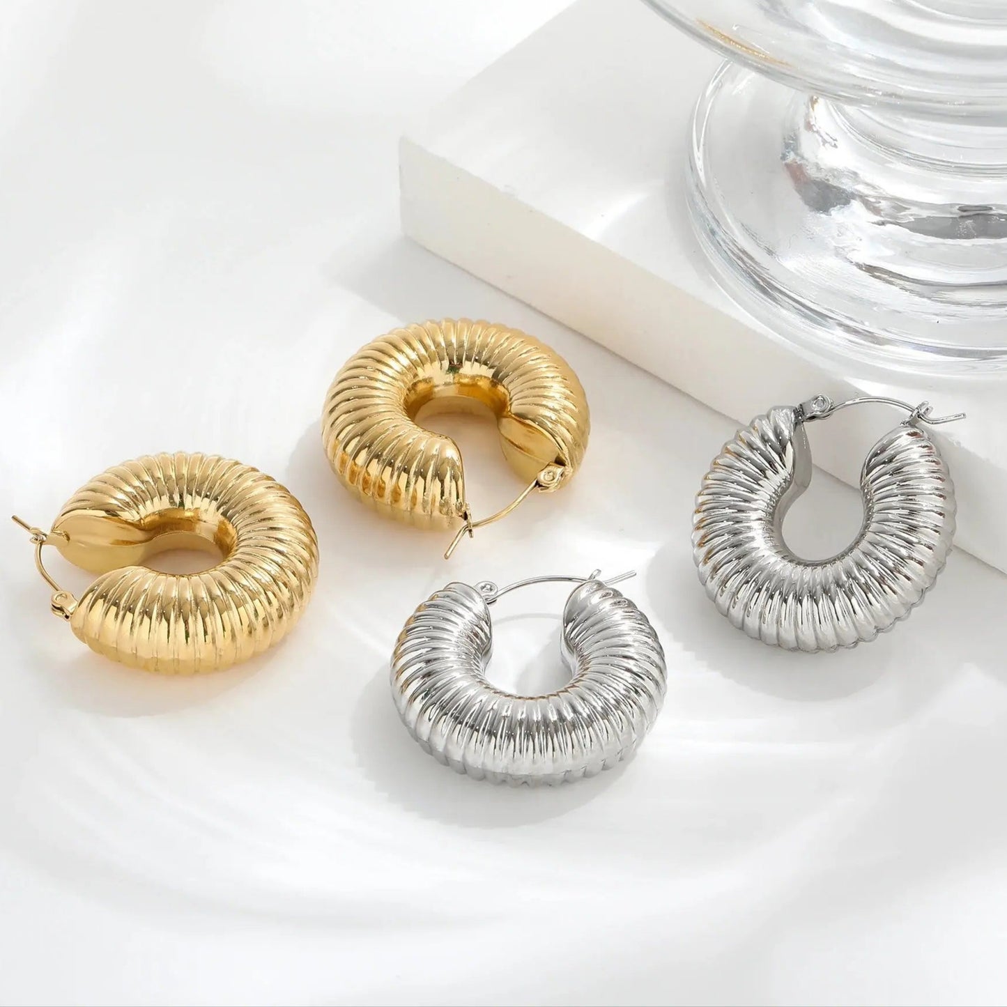 Chunky Scallop Hoops-18 Karat - Pearlsey
