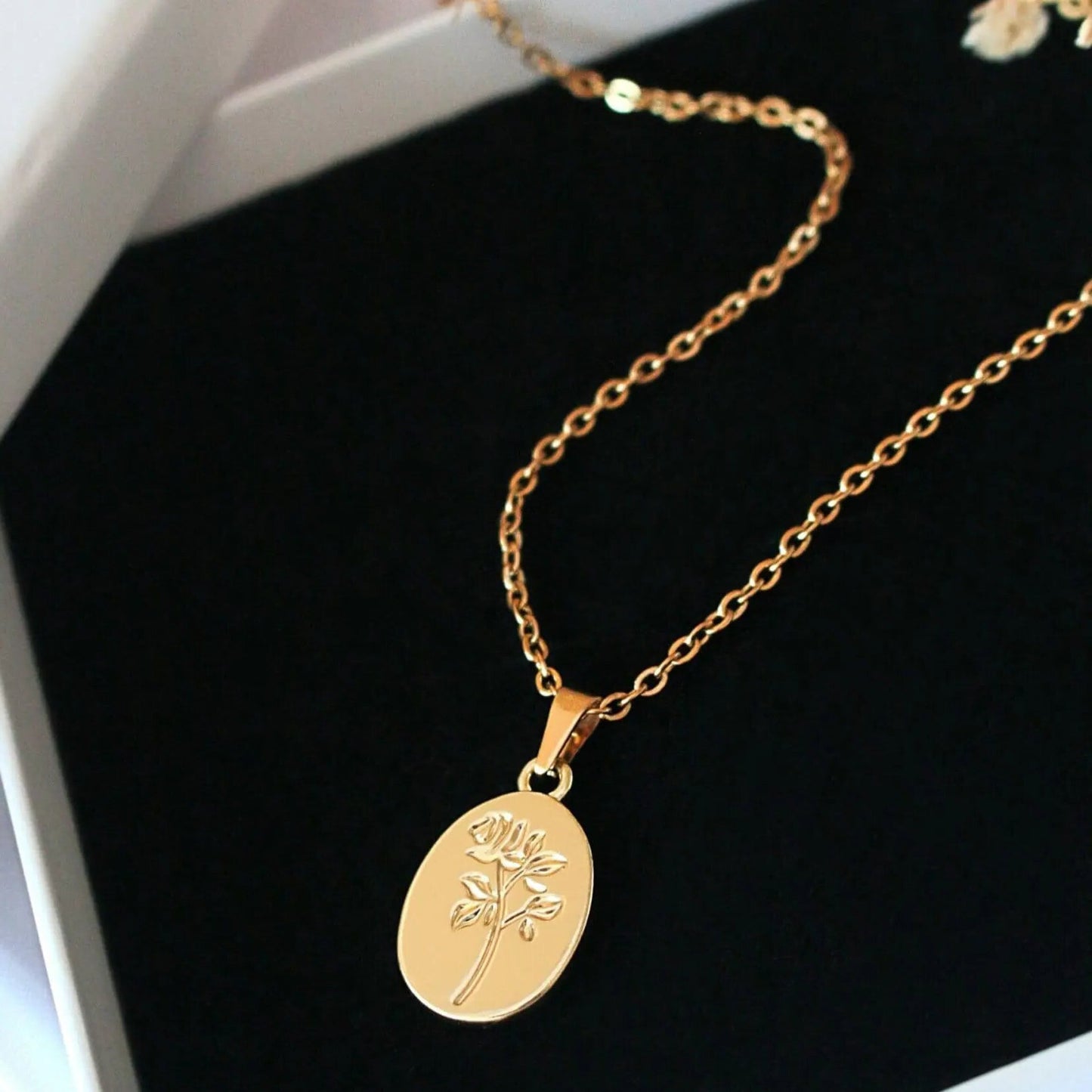 Halskette mit floralem Münzenanhänger “Bouquet de Roses”-24K - Pearlsey