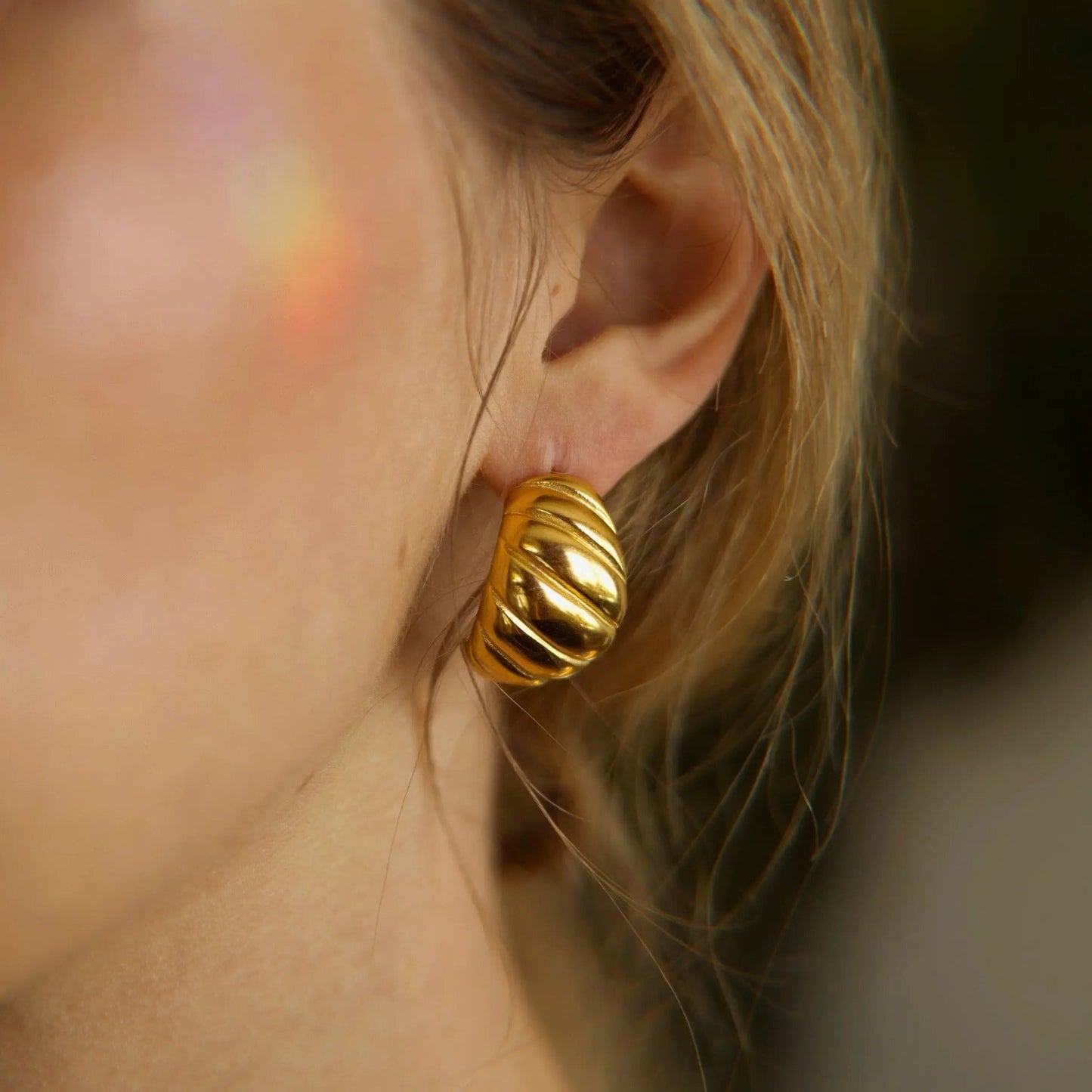 Hoop-Ohrringe in Croissant-Optik-18 Karat vergoldet - Pearlsey