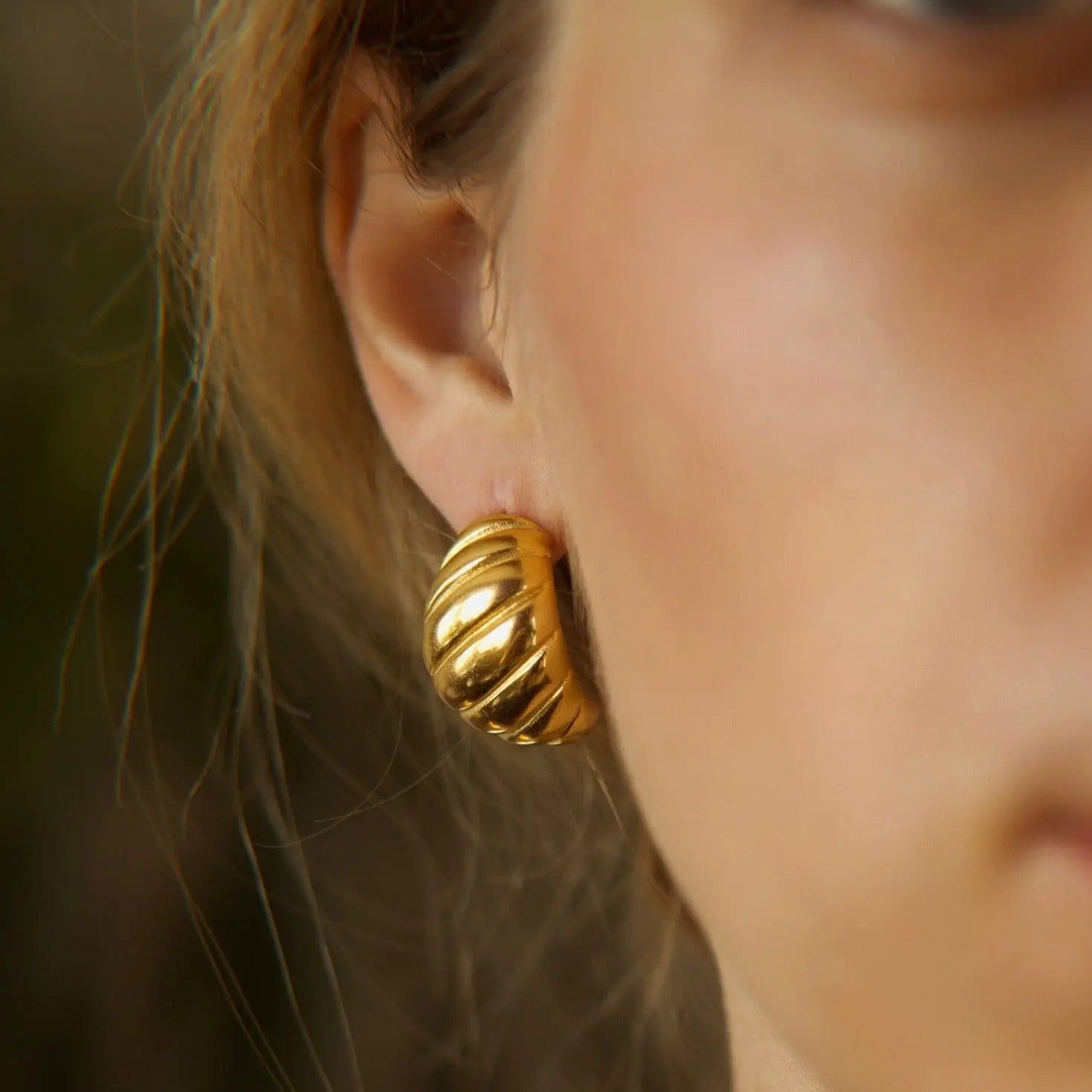 Hoop-Ohrringe in Croissant-Optik-18 Karat vergoldet - Pearlsey