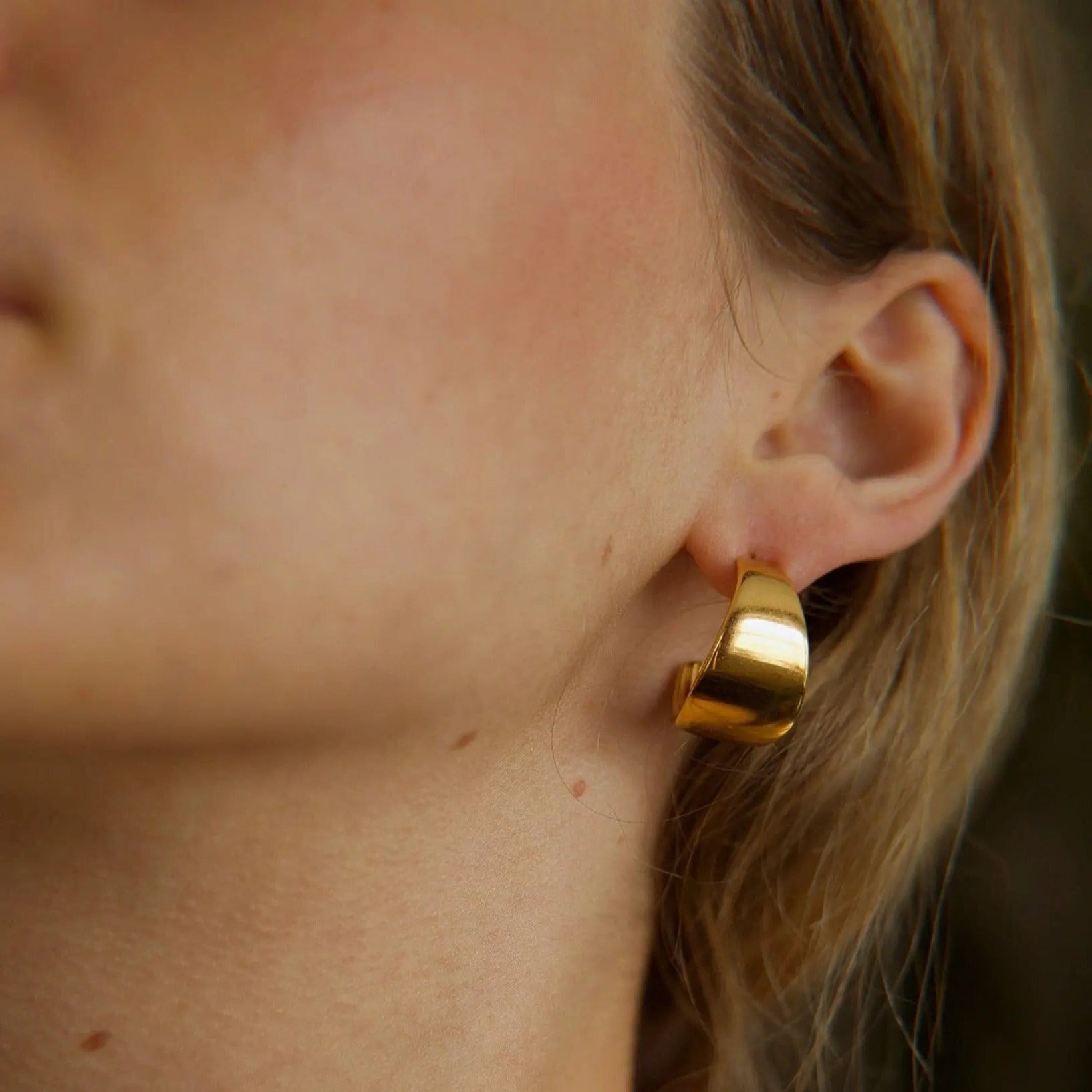 Mittelgroße Creolen mit poliertem Gold "Ariel" - 18k - Pearlsey