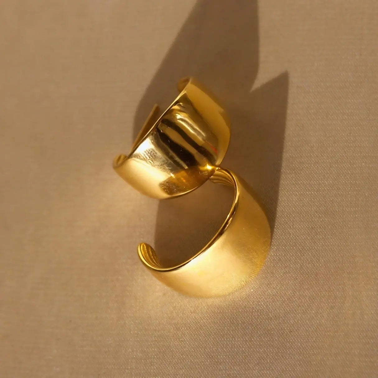 Mittelgroße Creolen mit poliertem Gold "Ariel" - 18k - Pearlsey