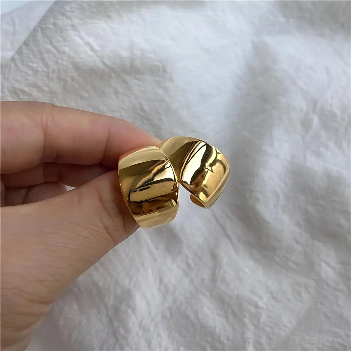 Mittelgroße Creolen mit poliertem Gold "Ariel" - 18k - Pearlsey