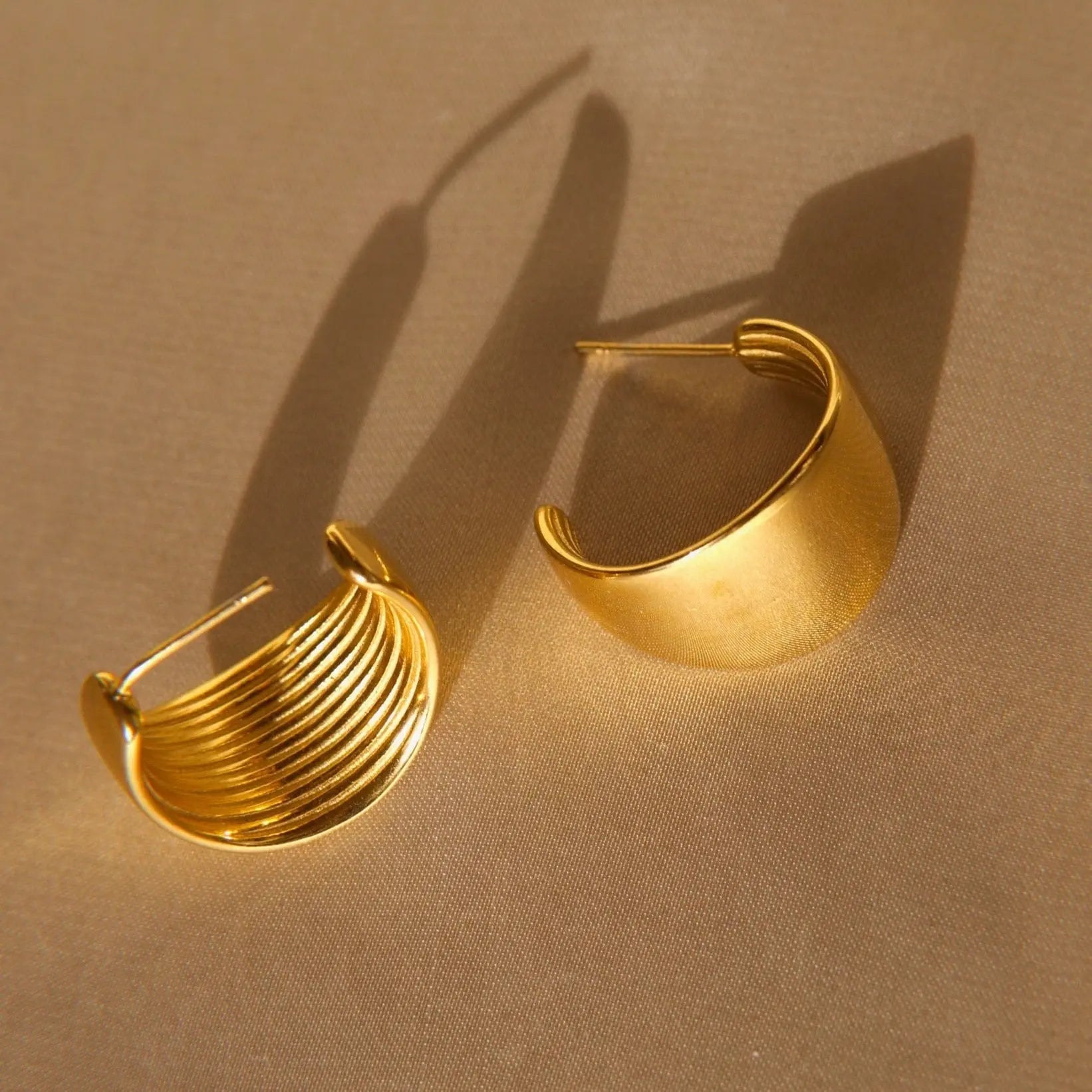 Mittelgroße Creolen mit poliertem Gold "Ariel" - 18k - Pearlsey