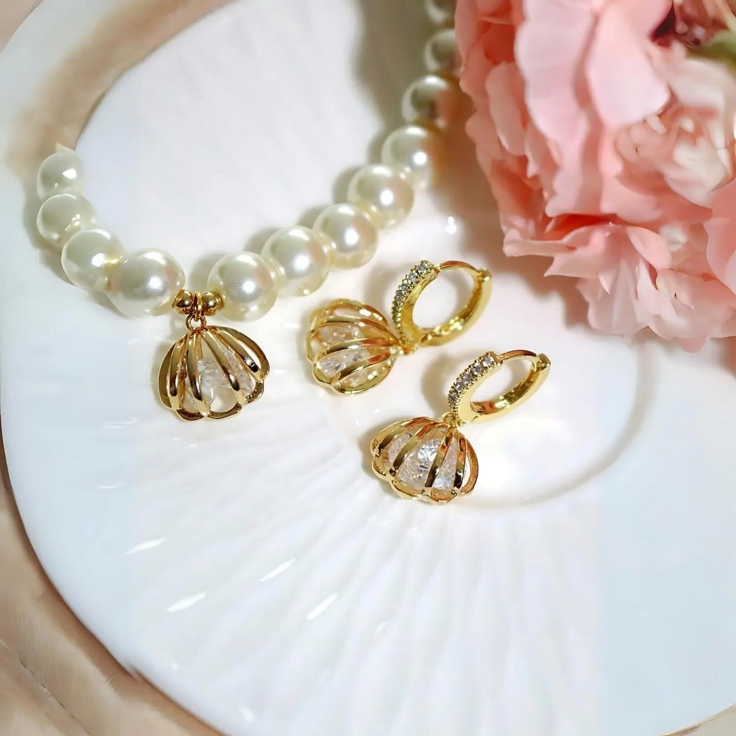 Muschelförmige Ohrringe "Ocean Treasure" mit feinem Zirkonia Stein-24k - Pearlsey