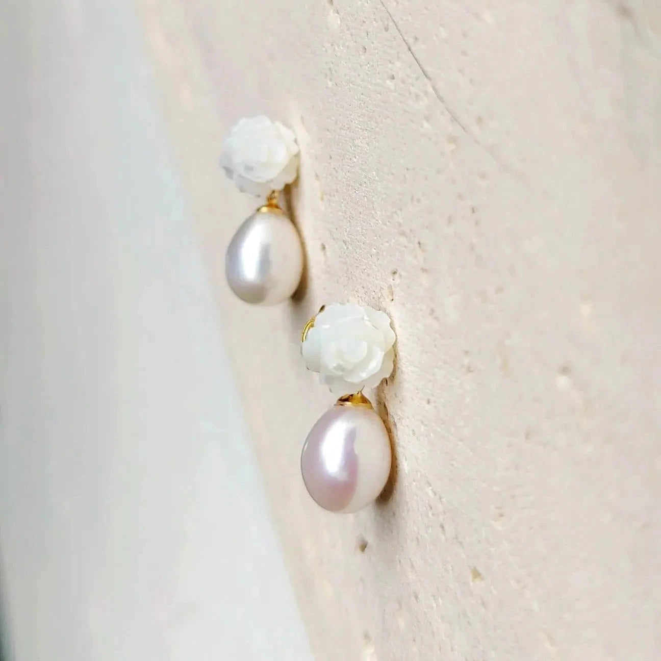 Pearl Rose Teardrop Steckerohrringe - Pearlsey