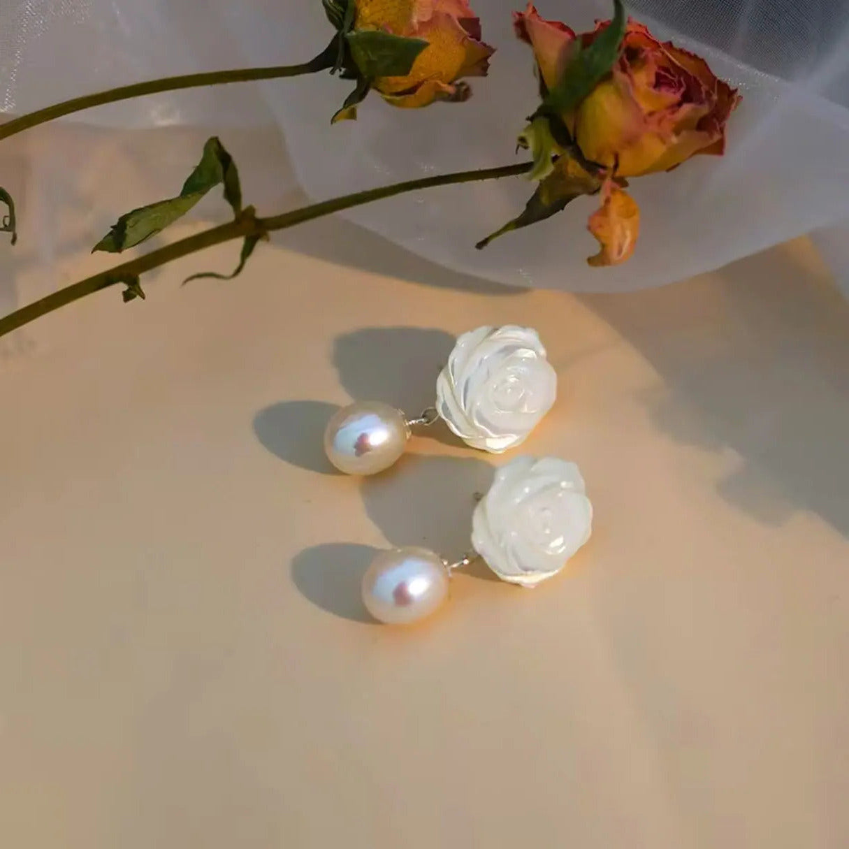 Pearl Rose Teardrop Steckerohrringe - Pearlsey