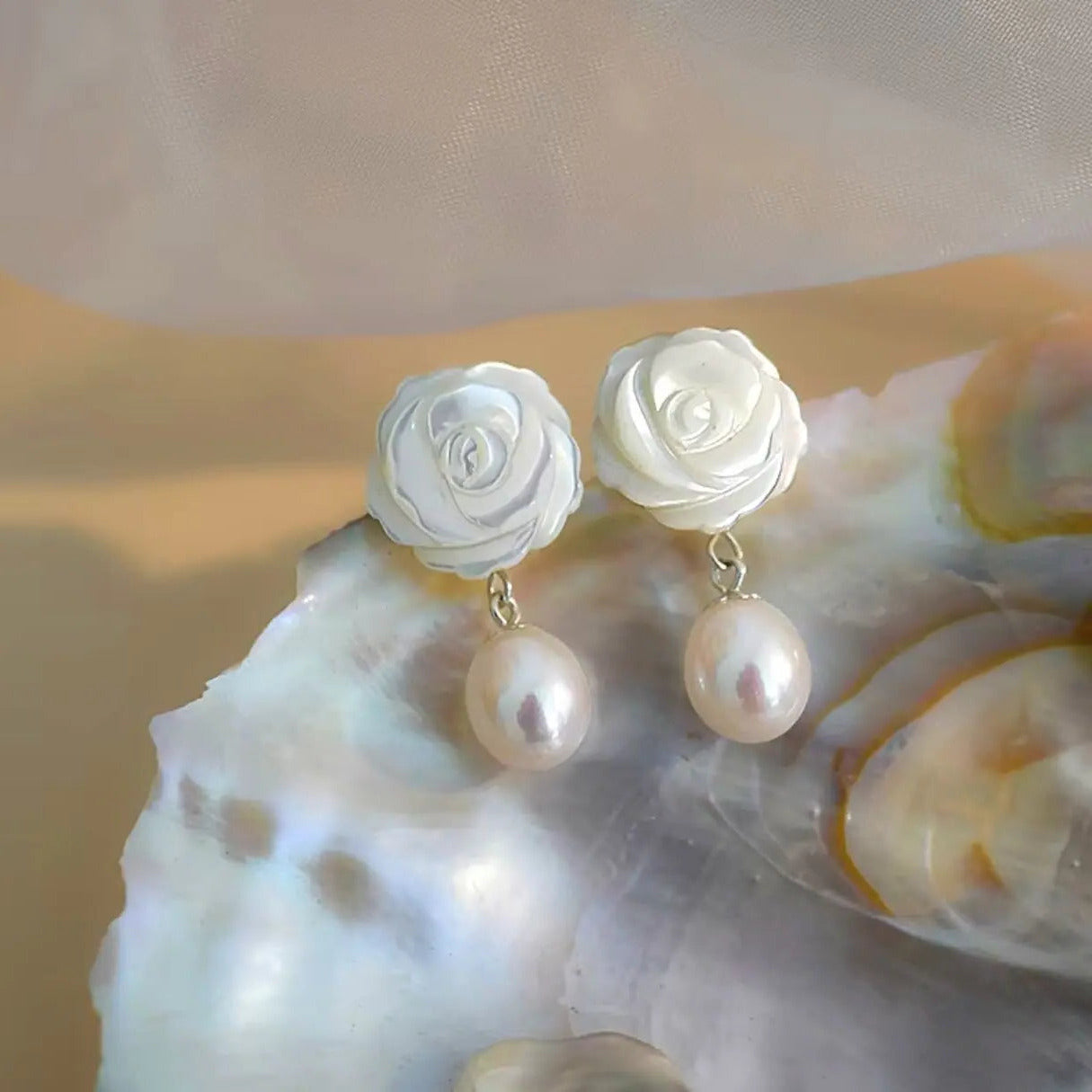 Pearl Rose Teardrop Steckerohrringe - Pearlsey