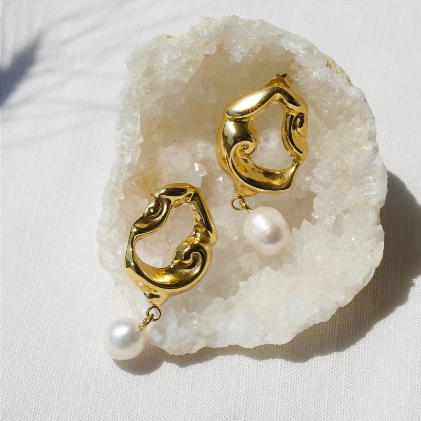 Twisted Gold Hoops "Jove" mit Perle - Pearlsey