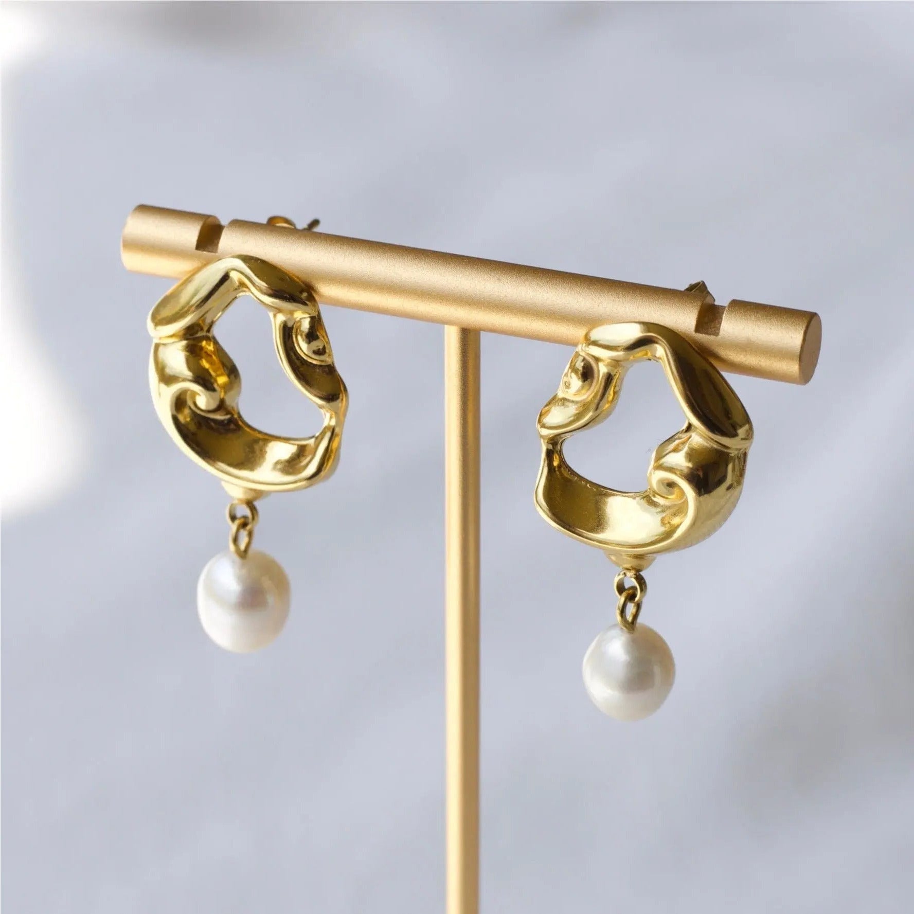 Twisted Gold Hoops "Jove" mit Perle - Pearlsey