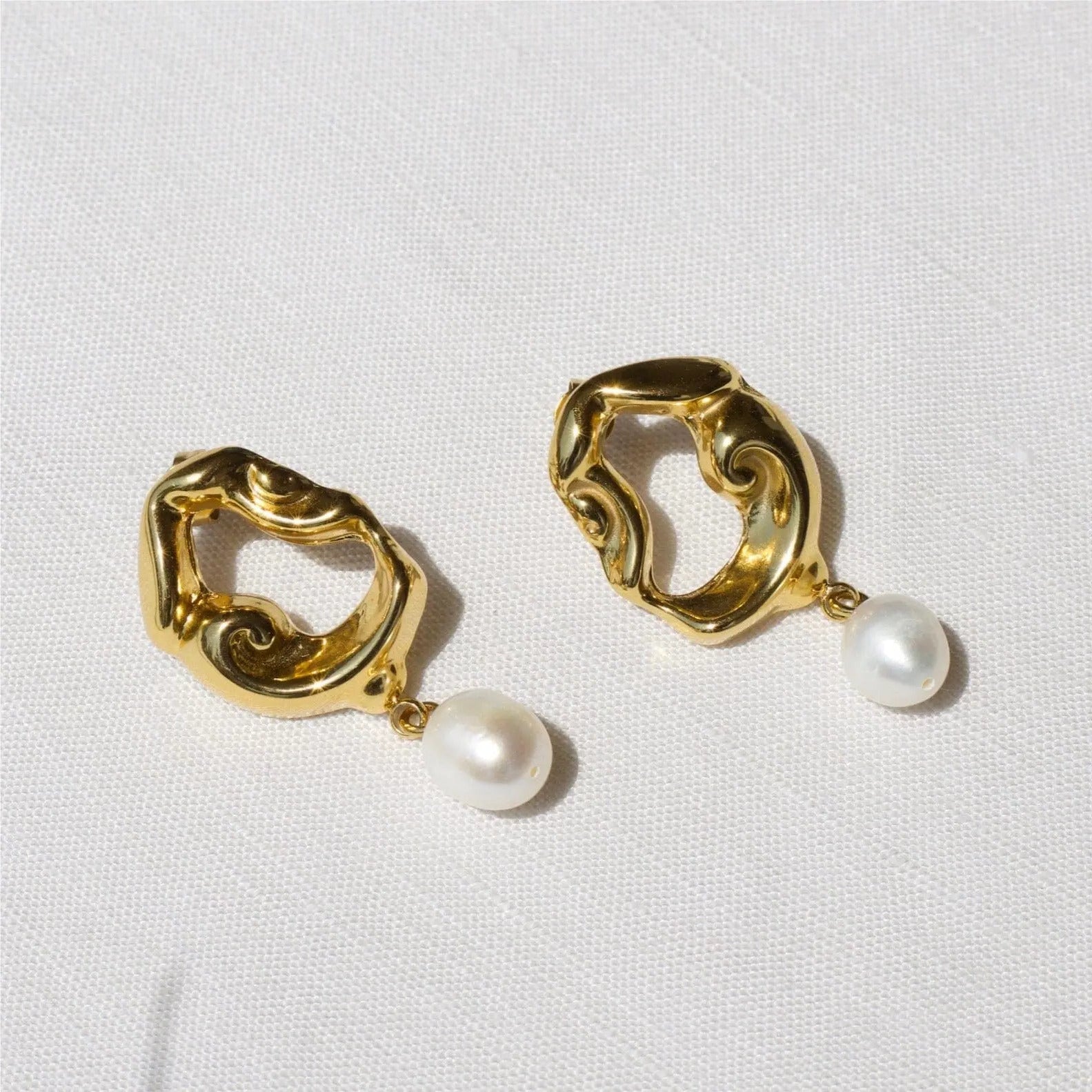Twisted Gold Hoops "Jove" mit Perle - Pearlsey