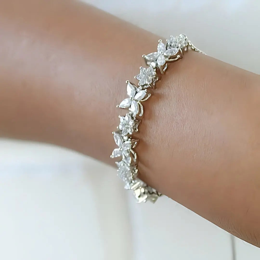 Edles Armband mit feinen Zirkoniasteinen im Blumenmuster - Pearlsey