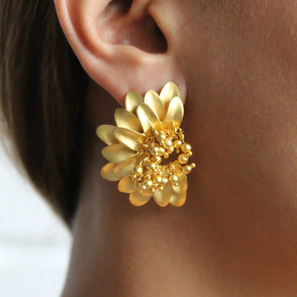 Extravagante Stecker-Ohrringe mit Blumenmuster- 18k - Pearlsey