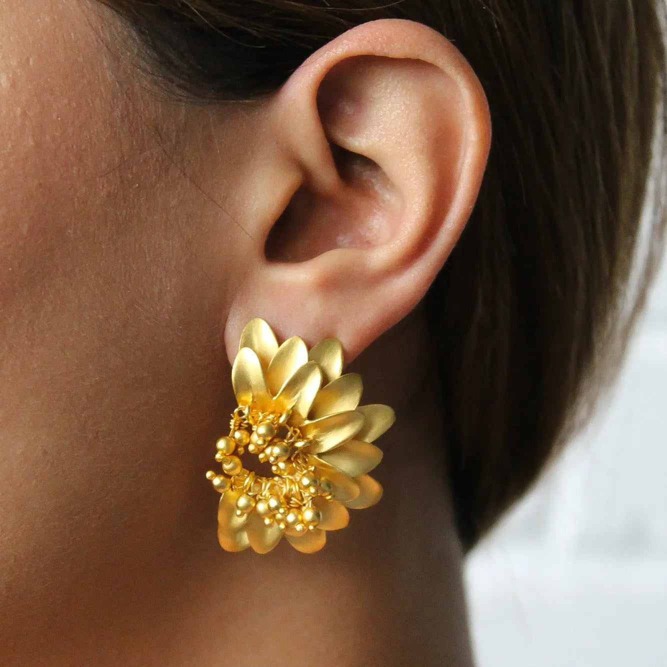 Extravagante Stecker-Ohrringe mit Blumenmuster- 18k - Pearlsey