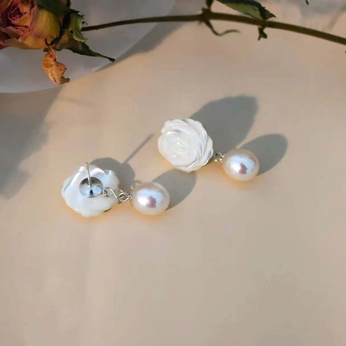 Pearl Rose Teardrop Steckerohrringe - Pearlsey