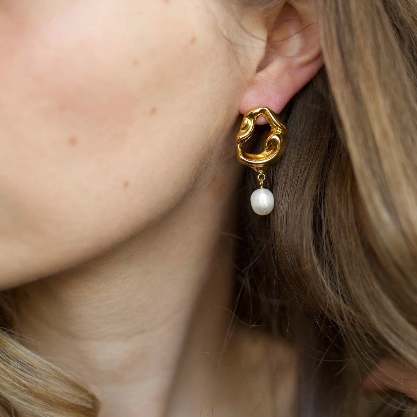 Twisted Gold Hoops "Jove" mit Perle - Pearlsey