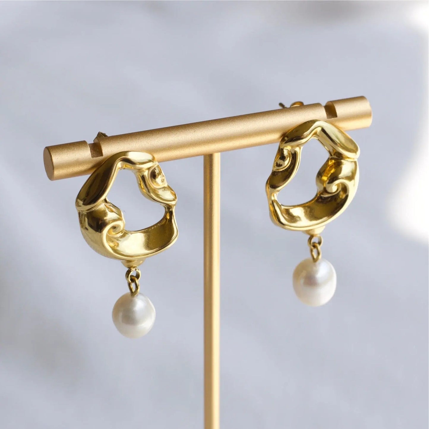 Twisted Gold Hoops "Jove" mit Perle - Pearlsey