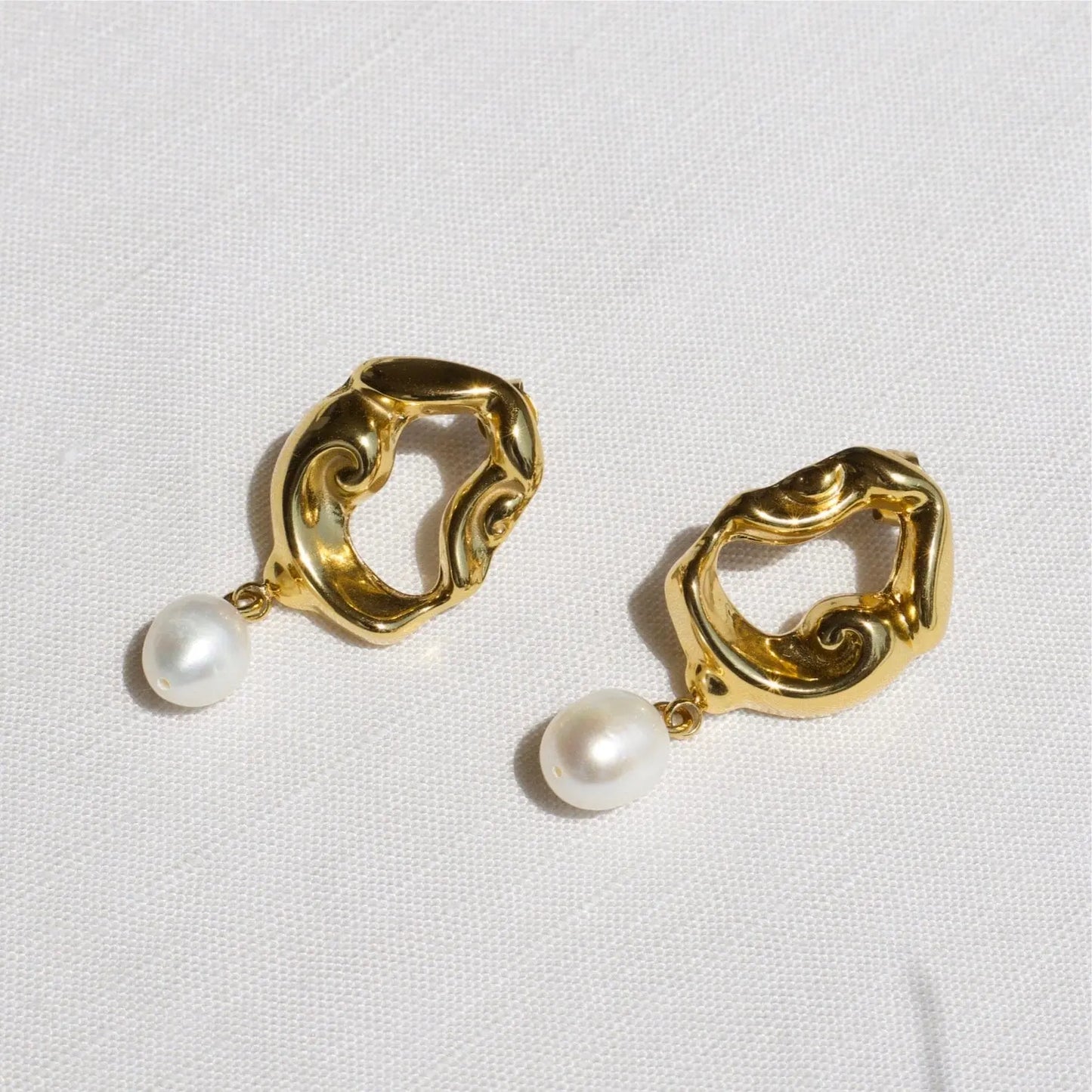 Twisted Gold Hoops "Jove" mit Perle - Pearlsey